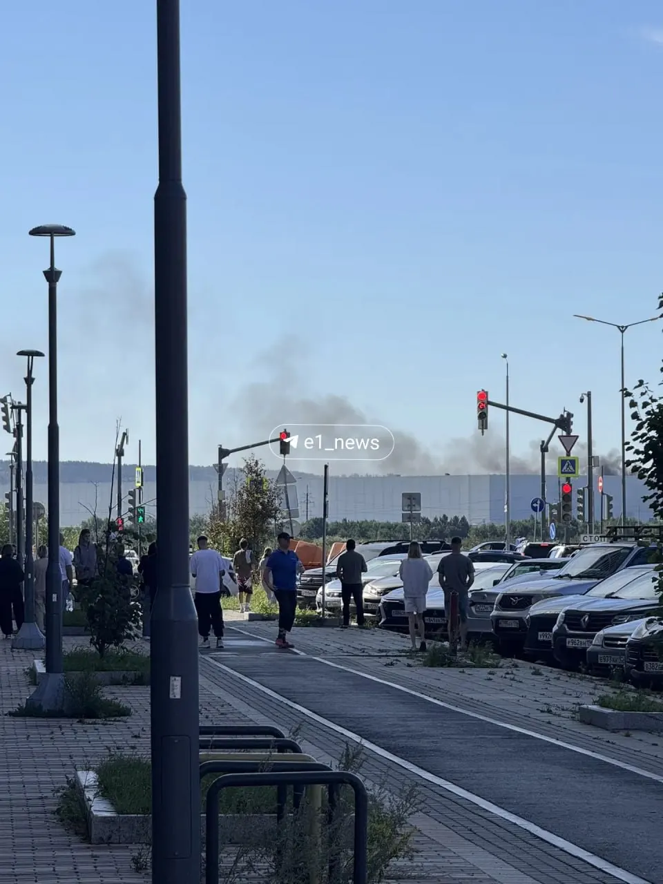 Дроны атаковали склад в Екатеринбурге; произошёл пожар, эвакуировано около 800 сотрудников, пострадавших нет.