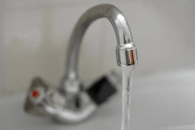 После двух суток отключения холодная вода возвращается в городские районы: водоснабжение восстанавливают в большинстве районов Екатеринбурга, ожидается нормализация к вечеру.