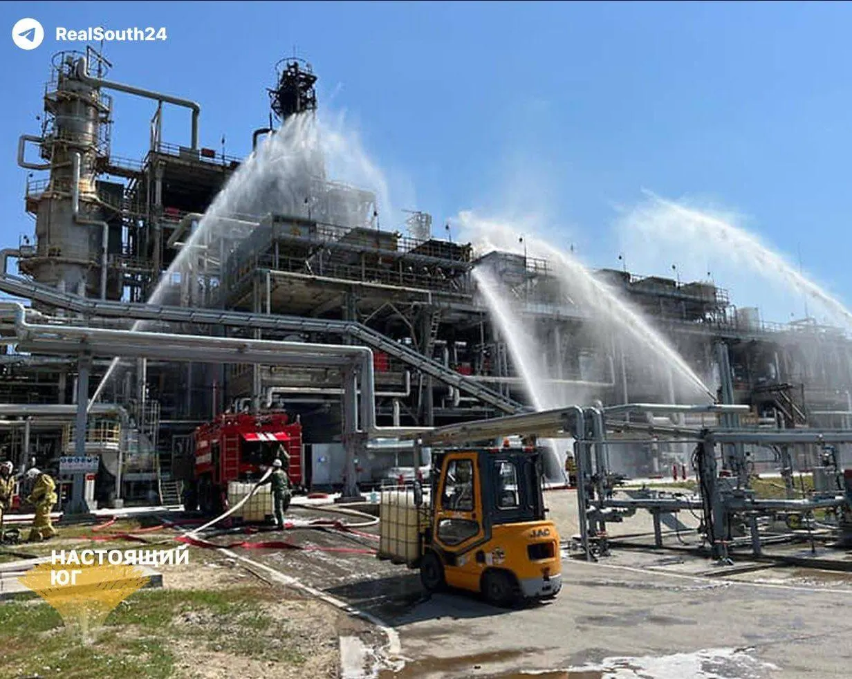 Август стал тяжелым месяцем для нефтепереработки: зафиксировано 21 атака на НПЗ, шесть крупных заводов остановлены, что повлияло на поставки бензина и цены.
