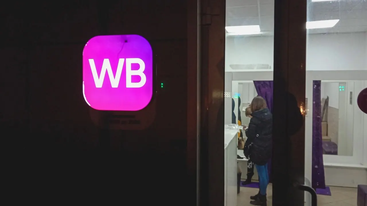 Владельцы пунктов выдачи заказов в Екатеринбурге продают бизнес на фоне ударов дронов по складам крупных онлайн-ритейлеров; падает выручка и меняются условия работы.