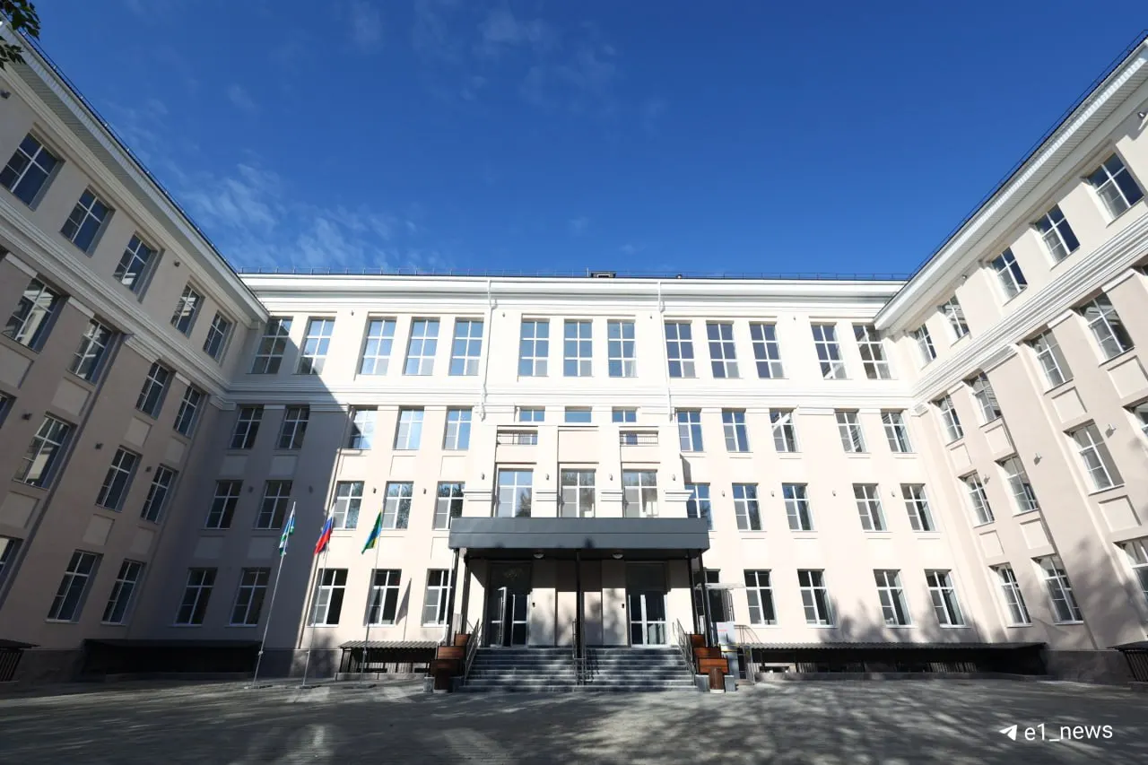 Здание обновлено: реконструирована инфраструктура, обновлена мебель и кабинеты; ученики возвращаются в центр города.