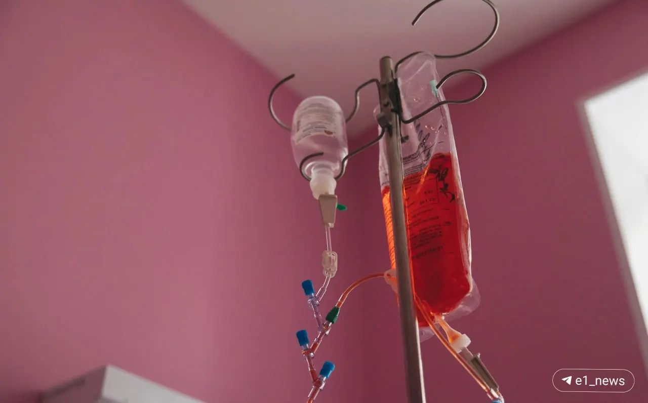 Жители поселка Арти, в том числе пожилые пациенты без собственного авто, вынуждены ездить за химиотерапией в Красноуфимск, преодолевая почти 60 км и длительные поездки на автобусах.