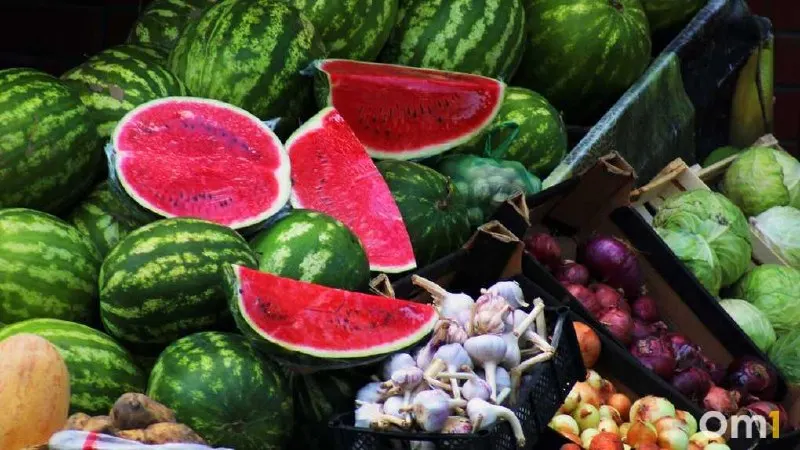 Разрезанные арбузы и дыни могут быть опасны для здоровья; покупайте бахчевые только в официальных точках торговли; продажа вдоль дорог запрещена.