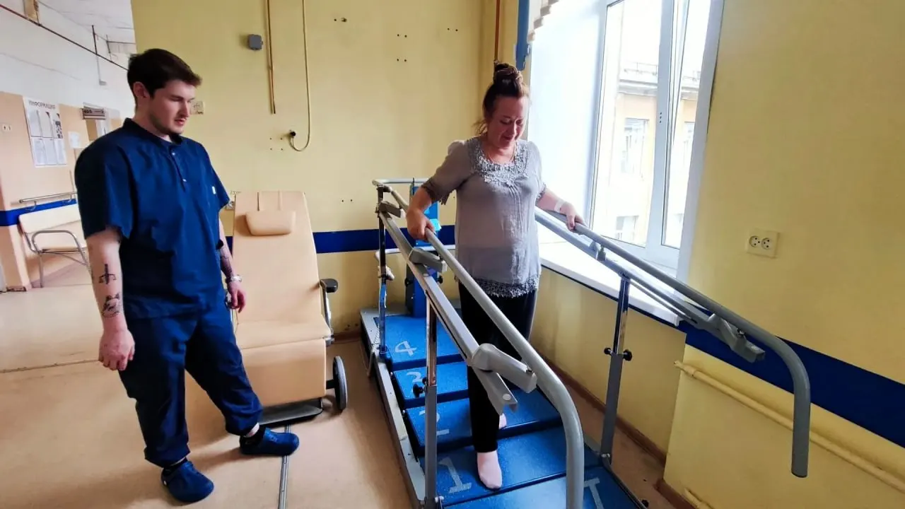 Пострадала на лесопилке во время погрузки брёвен; после нескольких операций и активной реабилитации ей вернули способность ходить.