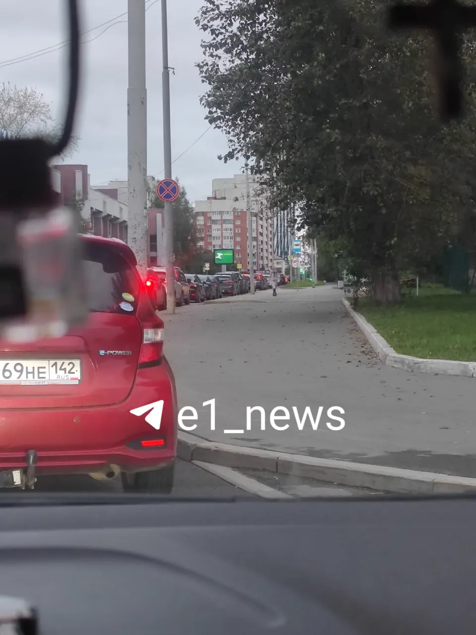 Длинная пробка у АЗС на перекрёстке Шейнкмана и Большакова утром спровоцировала обсуждения о доступности заправок и заботе о беременных.