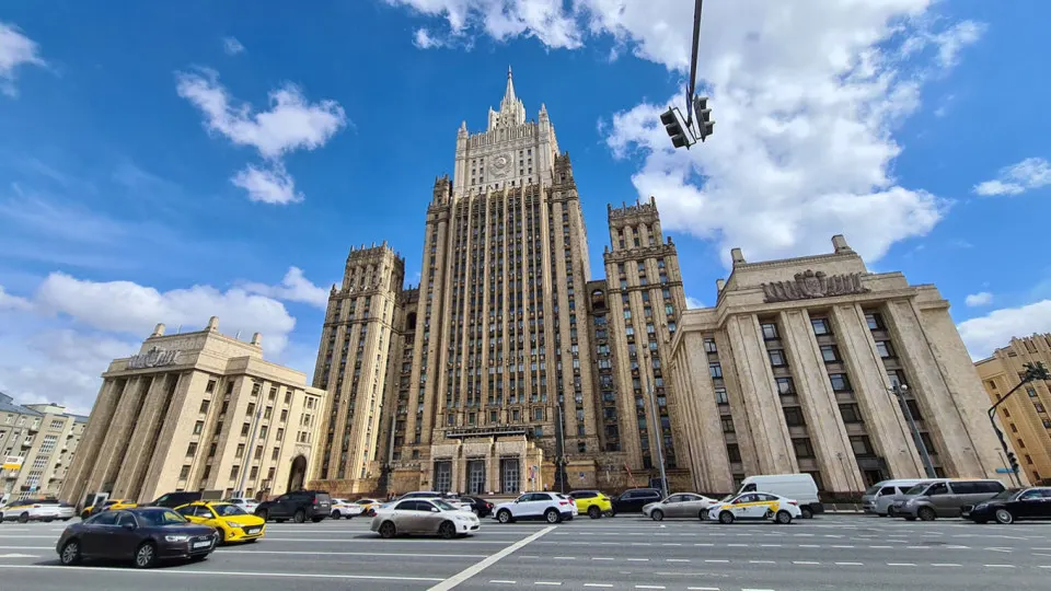 Заместитель министра иностранных дел заявил, что любые попытки заморозить боевые действия без решения корневых проблем недопустимы; обсуждались роли США, Европы и Киева, а также возможности дипломатии.