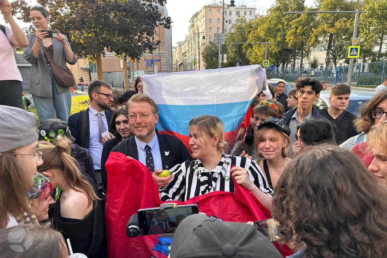 Партия подала административный иск в Калининградский областной суд с требованием отменить регистрацию списка «Яблока» на региональных выборах. Заседание назначено на 28 августа; дело рассматривает судья Светлана Марина. Об этом сообщили в пресс-службе партии.