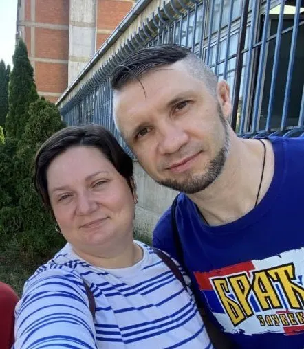 40-летнего Артема Вахонина обвиняют в оправдании терроризма; суд заочно арестовал его и заблокировал счета. Семья уехала в Сербию из-за угроз, связанных с позицией супруги в независимом медиа.