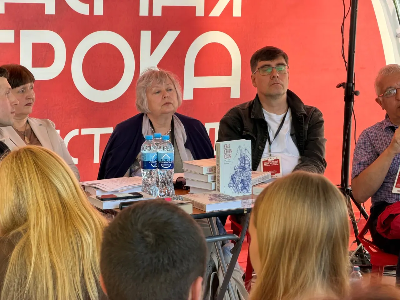 Исследование «Новая военная поэзия: опыт научно-критического прочтения» подготовлено УрФУ с участием филологов и лингвистов из Донецка, Луганска, Иркутска и Нижнего Новгорода; организаторы отмечают молчание академического сообщества и трудности с продвижением.