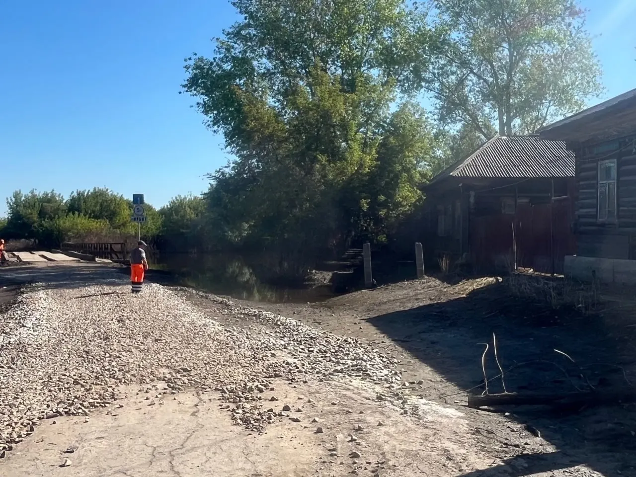 Уровень воды снизился после недавнего паводка: за сутки спад составил семь сантиметров. В июле паводок затронул жилые дома и дачи, введён режим ЧС.