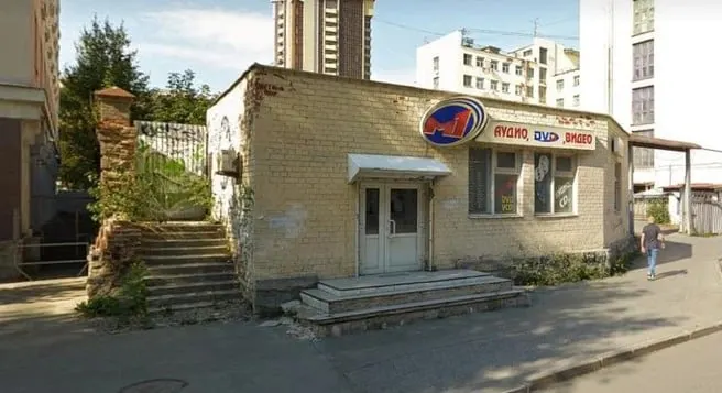 Снесут здание магазина на Мамина-Сибиряка в Екатеринбурге, который специализировался на аудио- и видеопродукции; рядом с памятниками архитектуры проведена экспертиза охраны наследия.
