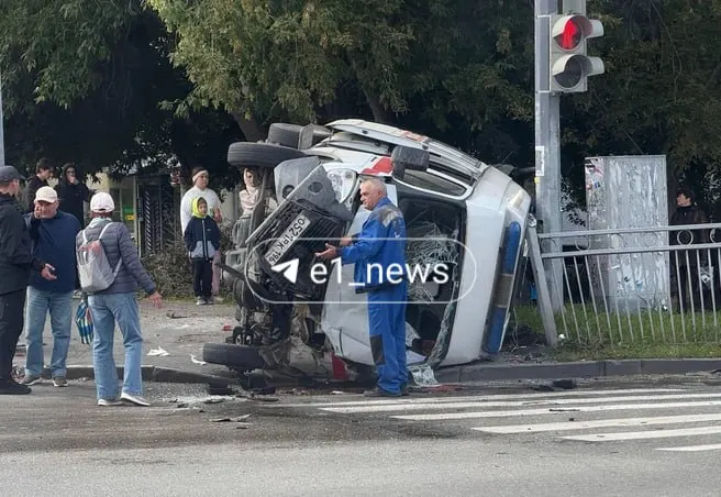 На перекрёстке улиц Степана Разина и Фурманова произошла авария с участием машины скорой помощи. Водитель и фельдшеры получили несерьёзные травмы, пациент из Двуреченска доставлен в областную больницу.