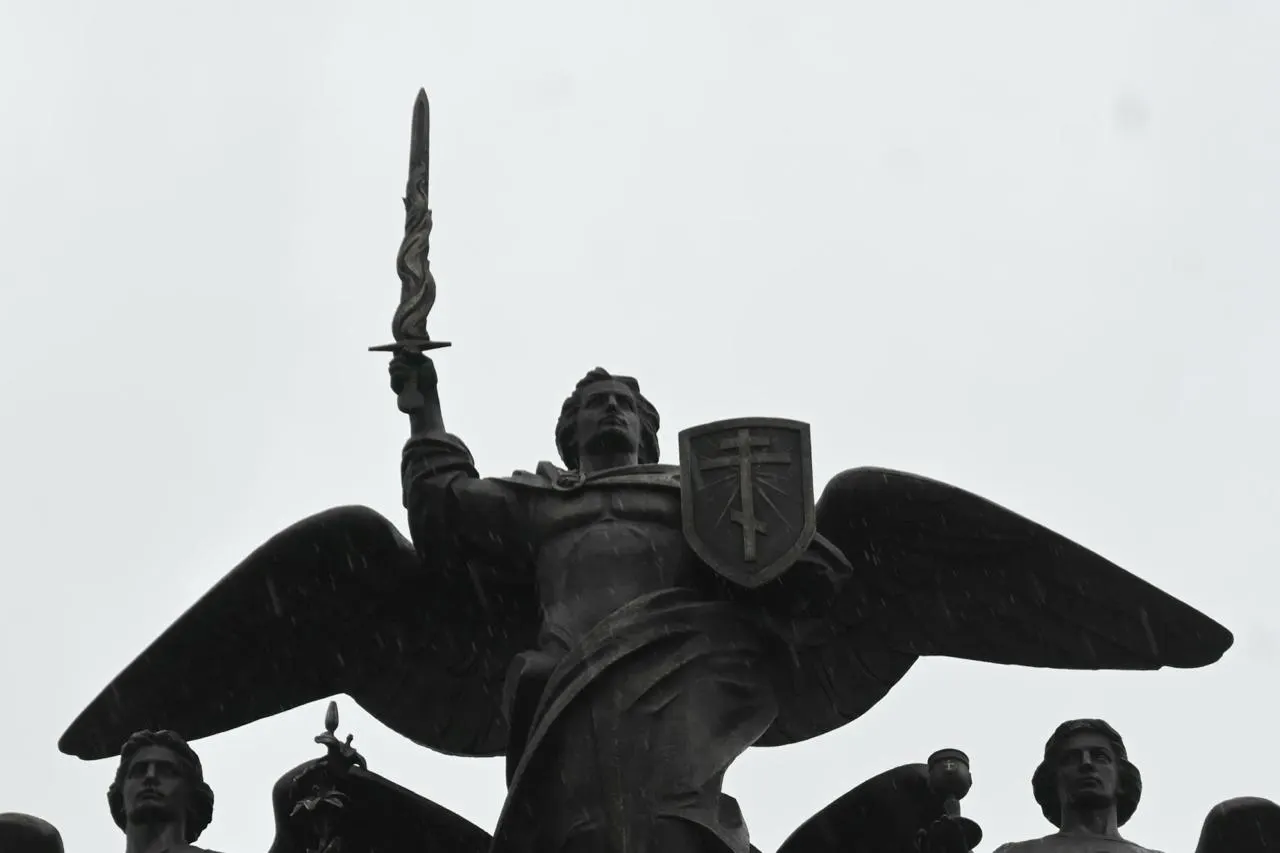 Памятник в спортивном квартале Визовского микрорайона включает фигуры восьми архангелов, был отлит из бронзы и освящён митрополитом Екатеринбургским и Верхотурским Евгением.