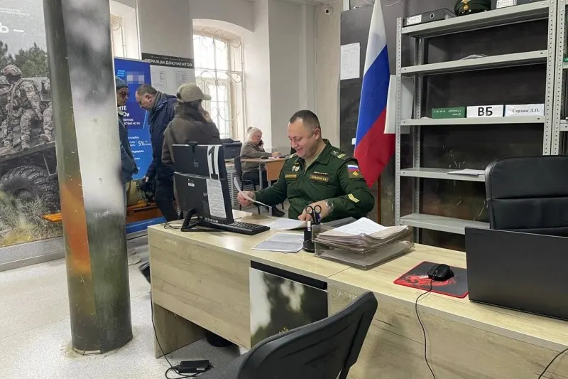 Официальные лица опровергли слухи о мобилизации; западные СМИ спорят об источниках и целях публикаций, эксперты видят давление на общество.