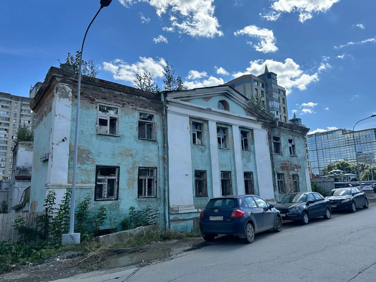В Екатеринбурге перед судебным заседанием обсуждали судьбу Свято-Троицкой церкви: общины настаивают на сохранении храма, застройщик — на передаче и прилегающего участка.