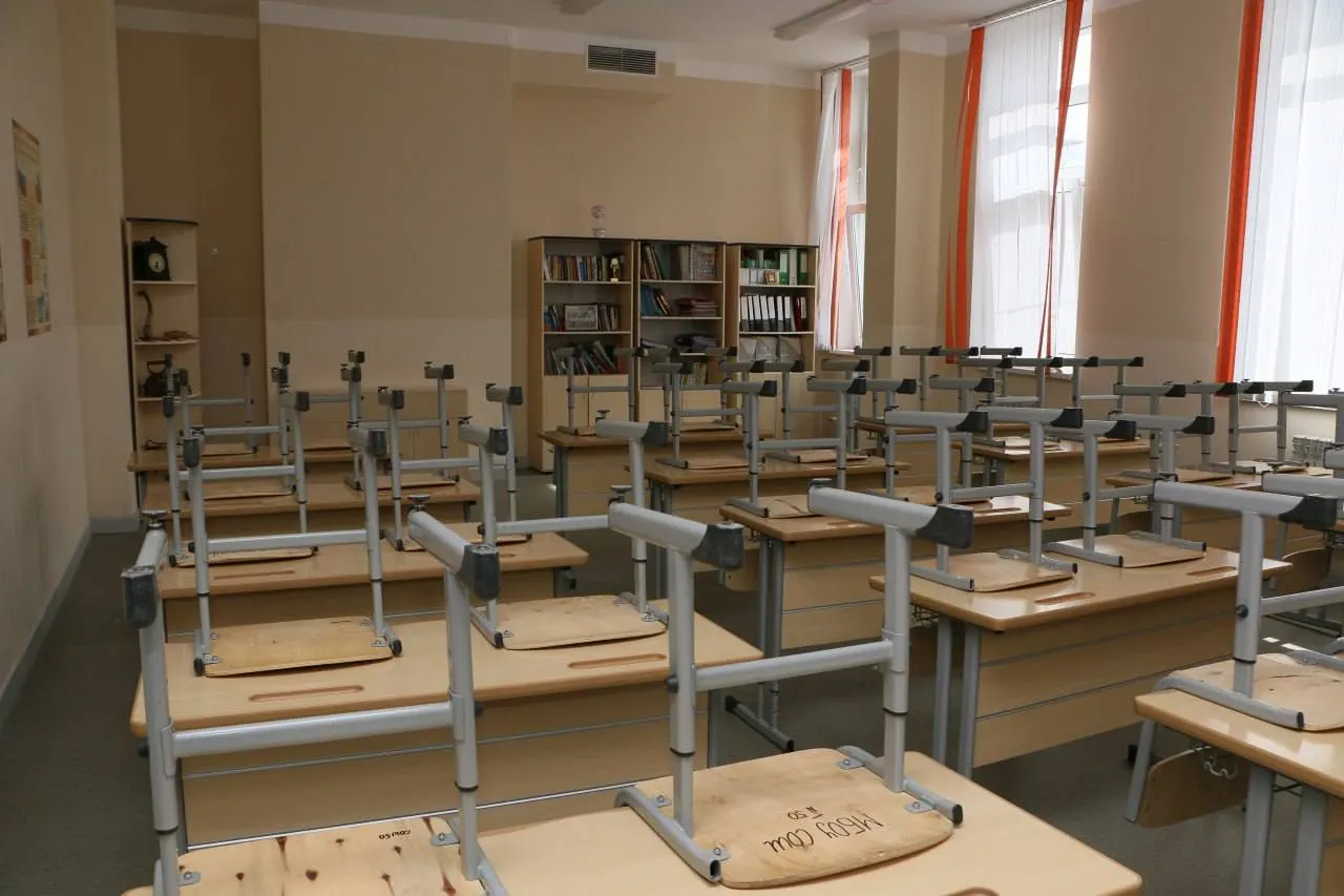 В Свердловской области открыто свыше 1,5 тысячи вакансий для педагогов; особенно остро требуются учителя математики, физики, химии, биологии и информатики. Дефицит может повлиять на подготовку инженеров в регионе.
