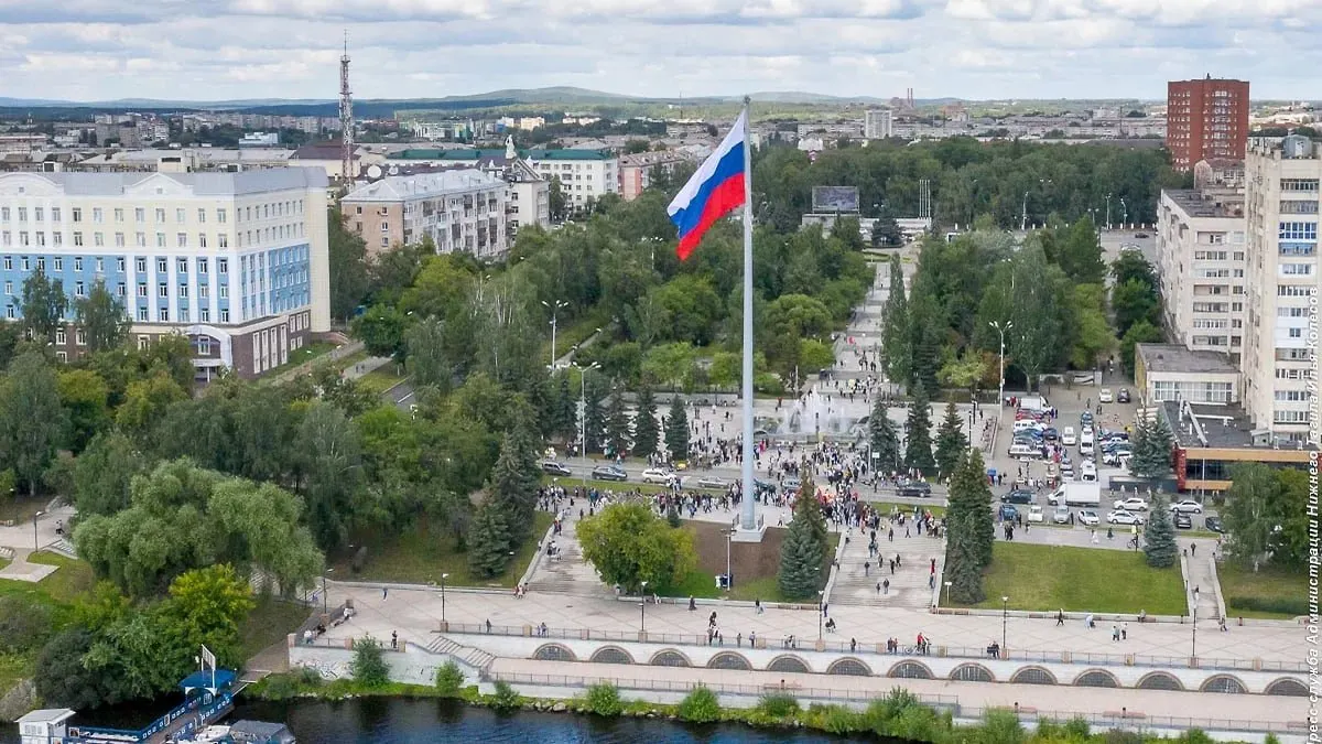 Прокуратура требует признать недействительными основной муниципальный контракт и договор поставки конструкции. В случае удовлетворения иска подрядчикам придется вернуть в бюджет 37 млн рублей. Ранее арбитраж уже признал установку незаконной и зафиксировал kartelynyy sgovor.