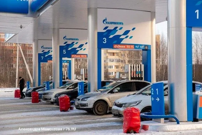 Компания отменяет лимиты на заправки, позволяя заправляться любым объёмом и оплачивать после заправки. Также ограничения сняты в Москве, Московской области и ещё в нескольких регионах.