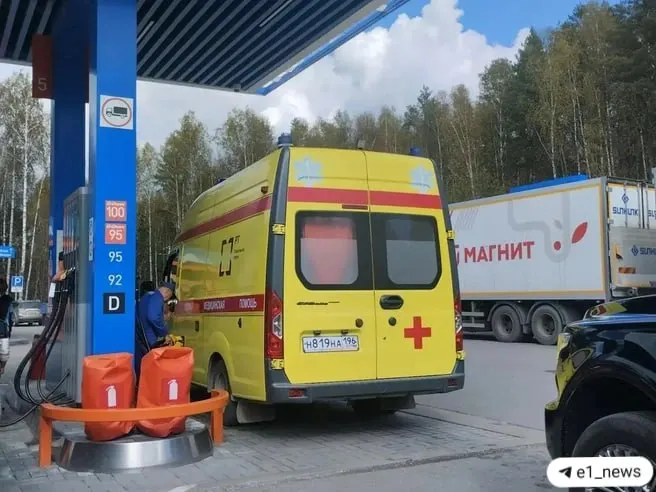 Житель Екатеринбурга ощутил резкое ухудшение самочувствия на газовой станции в Серове; свидетели критикуют ситуацию с оказанием помощи.
