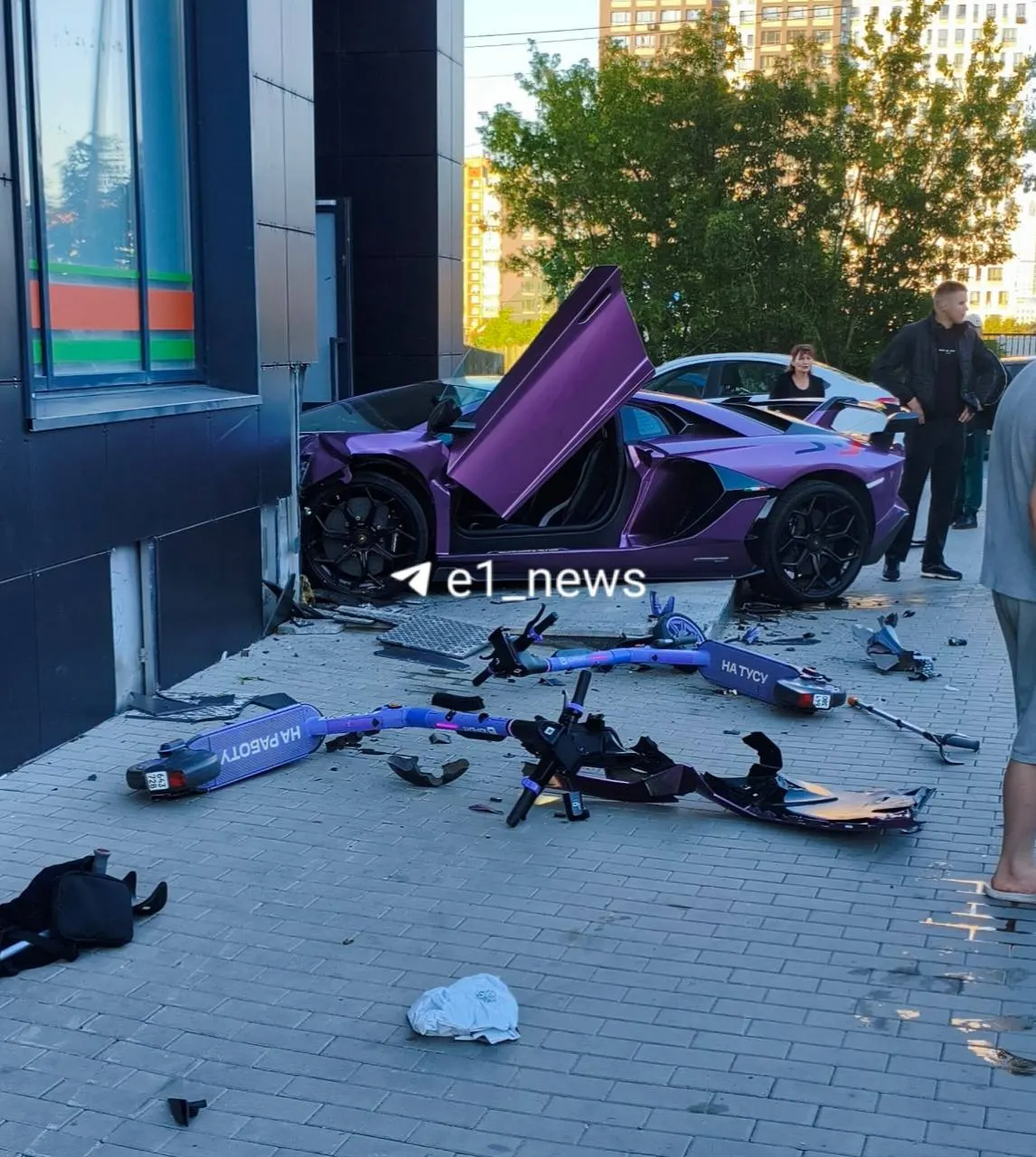 В Екатеринбурге спорткар Lamborghini на большой скорости врезался в жилой дом на улице Отрадной. За рулём был Давид Алтушкин, сын основателя Русской медной компании. Пострадавший получил травмы головы; на место прибыли полиция и медики.
