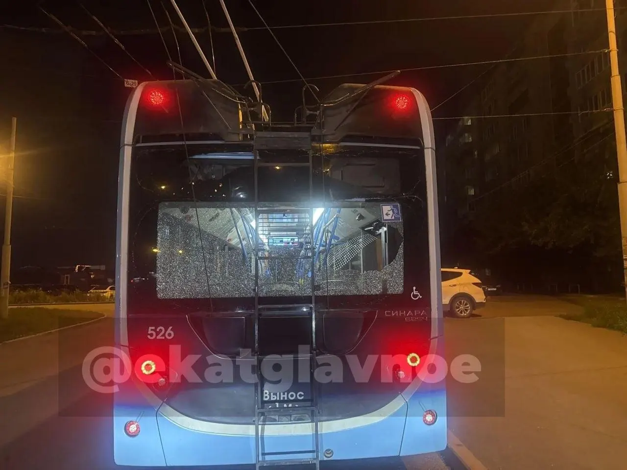 В Екатеринбурге десяток подростков повредили новый троллейбус на остановке Таганская и скрылись; полиция ведет расследование. Ранее в городе произошёл инцидент с обстрелом трамвая.