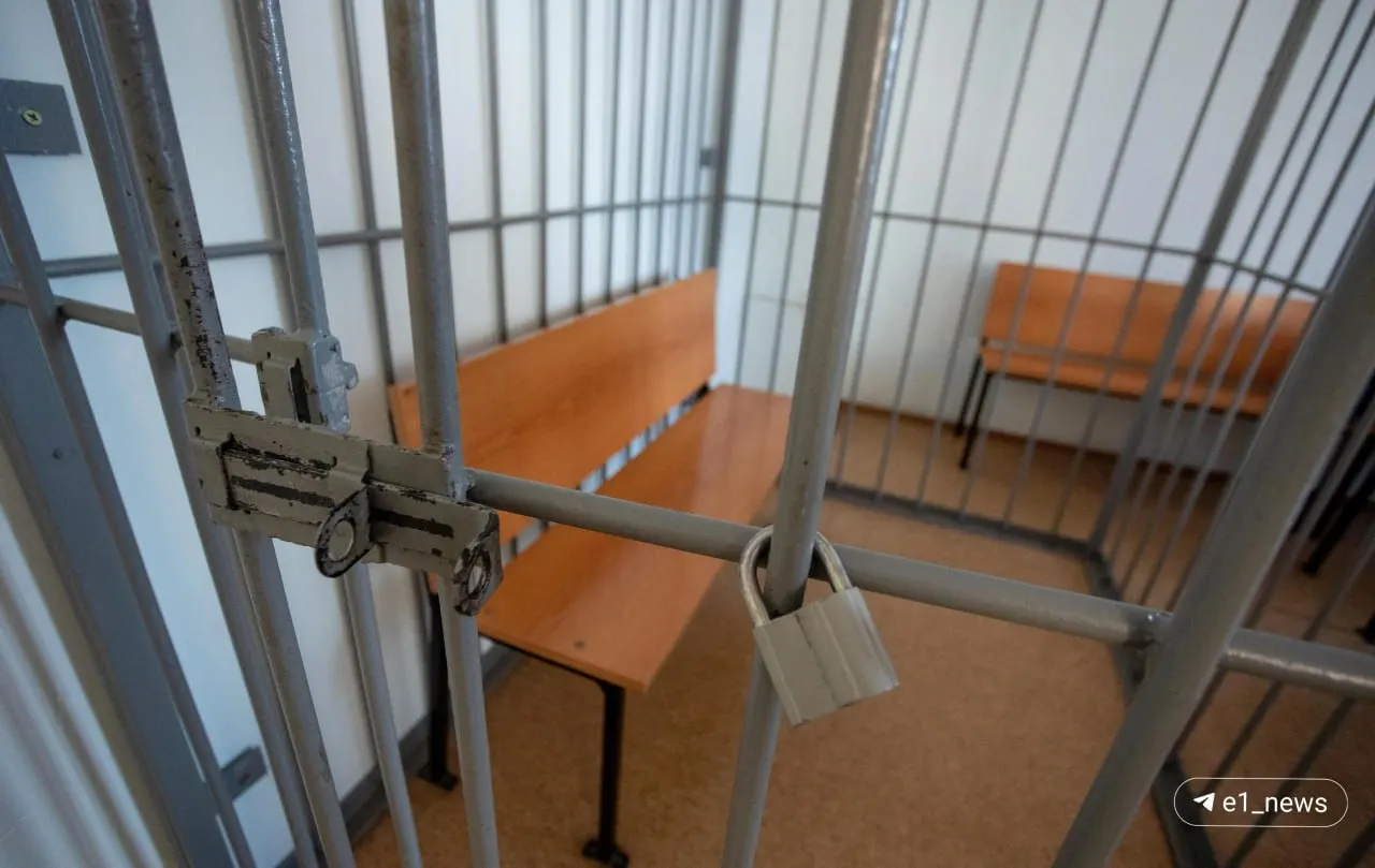 Экс-начальника колонии №46 в Невьянске отпустили под домашний арест по делу о коррупции; следствие заявляло о попытке прикрыть нарушения заключённых в обмен на материалы для прицепа.