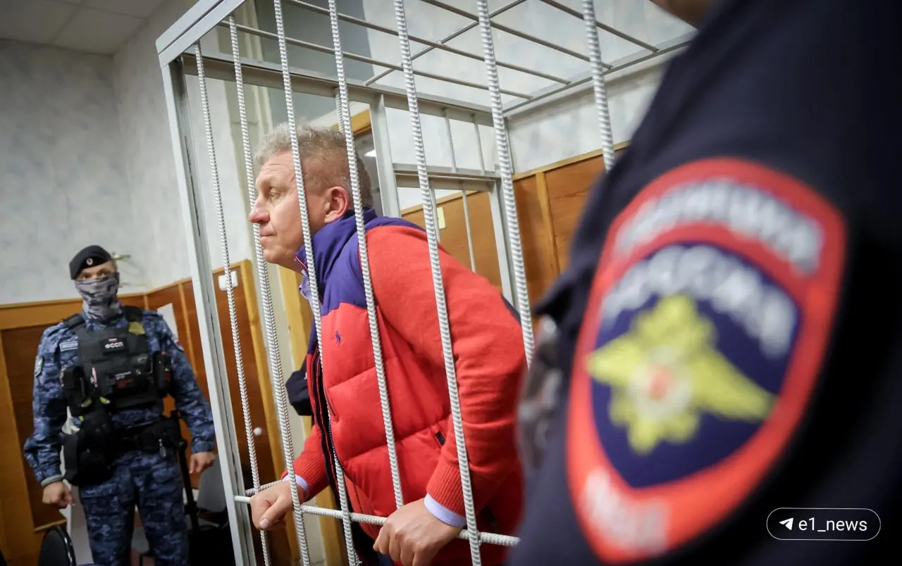 Бизнесмен Алексей Бобров и Татьяна Черных освобождены из СИЗО под домашний арест после более чем 11 месяцев задержания. Следствие считает, что обвиняемые причастны к хищению субсидий регионального правительства на сумму свыше 1 млн рублей.