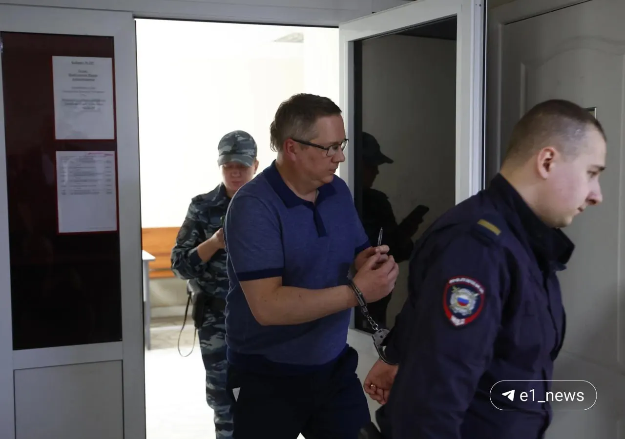 Бывший руководитель свердловского Росимущества осуждён к пяти годам колонии строгого режима; улики включают крупную сумму наличных и арестованные иконы.