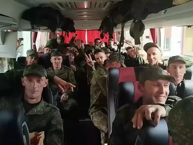 По обмену в Россию вернулись 103 человека, среди которых двое свердловчан, возрастом 23 и 29 лет, проживающих в Академическом районе Екатеринбурга.