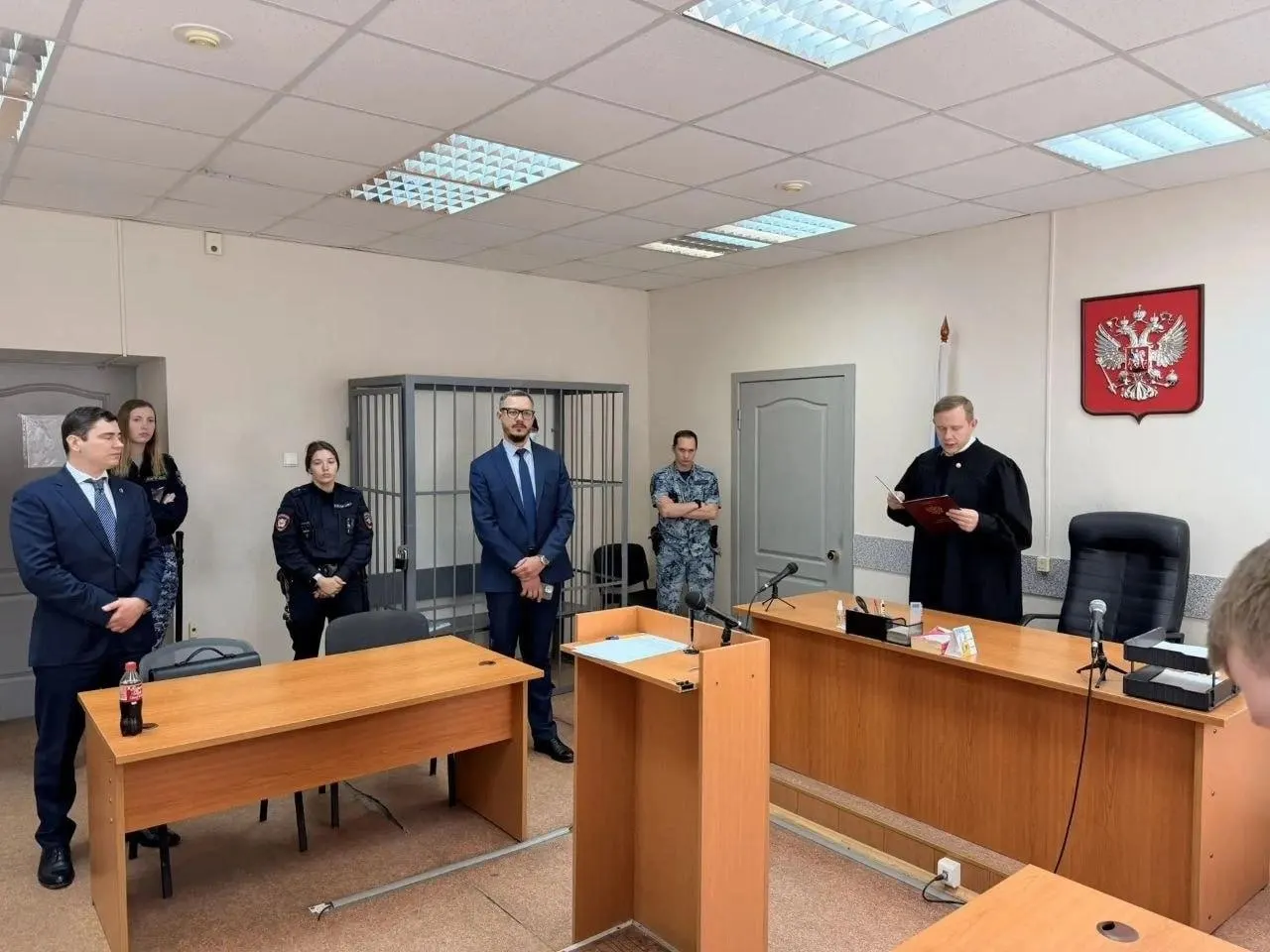 Его поместили в СИЗО. По делу о посредничестве в особо крупном размере ему грозит до 12 лет лишения свободы.