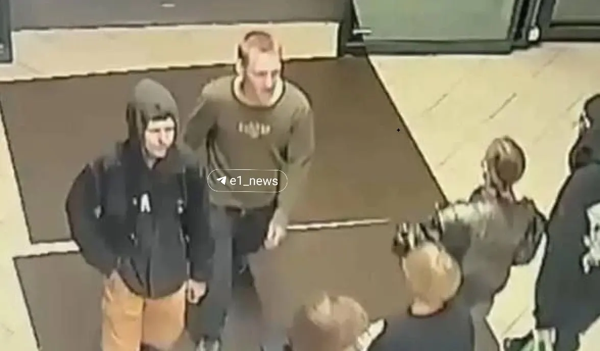 Один из нападавших ранил мужчину ножом в горло; пострадавший доставлен в больницу. Свидетели рассказали, что задержать нападавшего на месте было сложно. Просьба сообщить редакции сведения о фигурантах.