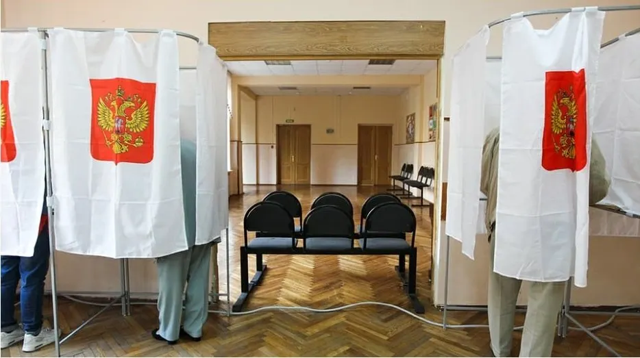 Руководство для партийных наблюдателей вызывает критику как попытку имитации надзора; в документе рекомендуется поддерживать решения избирательных комиссий и фиксировать нарушения, что вызывает сомнения в независимости контроля над выборами.