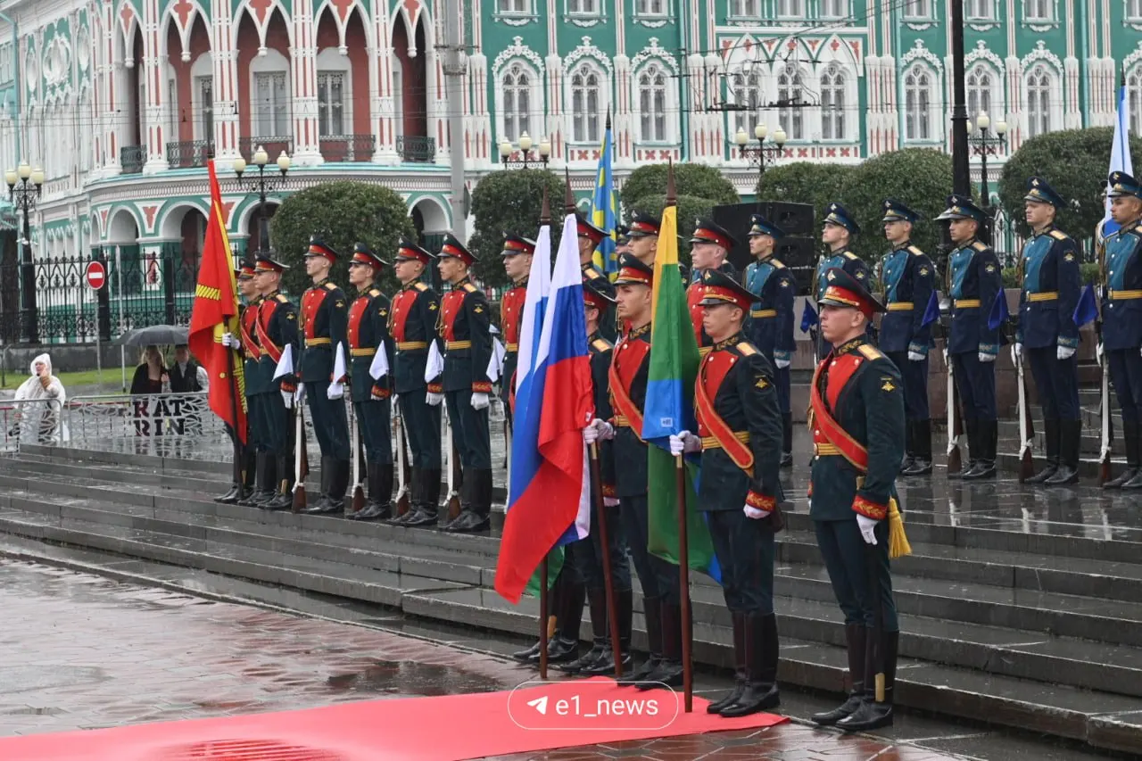 У памятника Василию Татищеву и Вильгельму де Геннину состоялось открытие городского праздника: возложили цветы, присутствовали городские власти и жители.