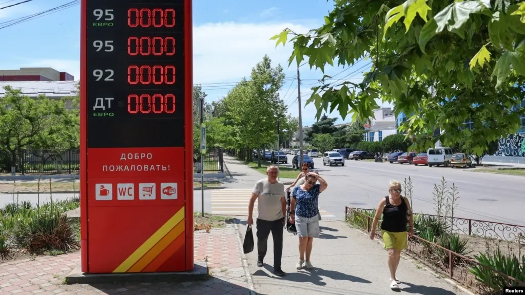 В Геленджике и близлежащих населённых пунктах прекратилась подача бензина; очереди у АЗС растут, власти опубликовали список действующих станций.