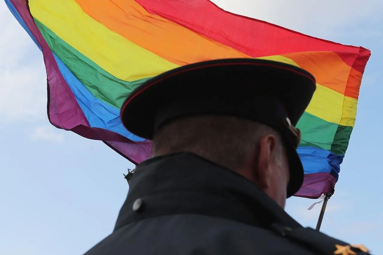 Ряд региональных дел показывает, как власти применяют статью о пропаганде ЛГБТ к иностранцам из‑за одежды и призывов к свободе выбора.
