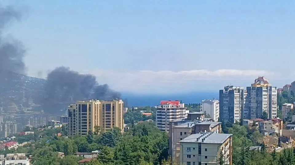 Украина нанесла удар морскими и воздушными дронами по побережью Ялты. В результате возгорелось здание на набережной, началась эвакуация района.