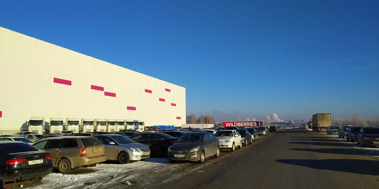 В Екатеринбурге загорелся логистический центр после ночной атаки беспилотников. Эвакуация проведена, пострадавших нет. Обновлённые условия страхования товаров от атак дронов привели к росту тарифов.