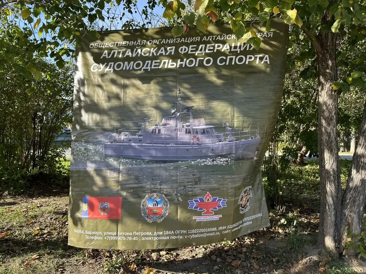 Около 30 спортсменов из Алтайского края и соседних регионов демонстрируют копии кораблей и соревнуются на воде.