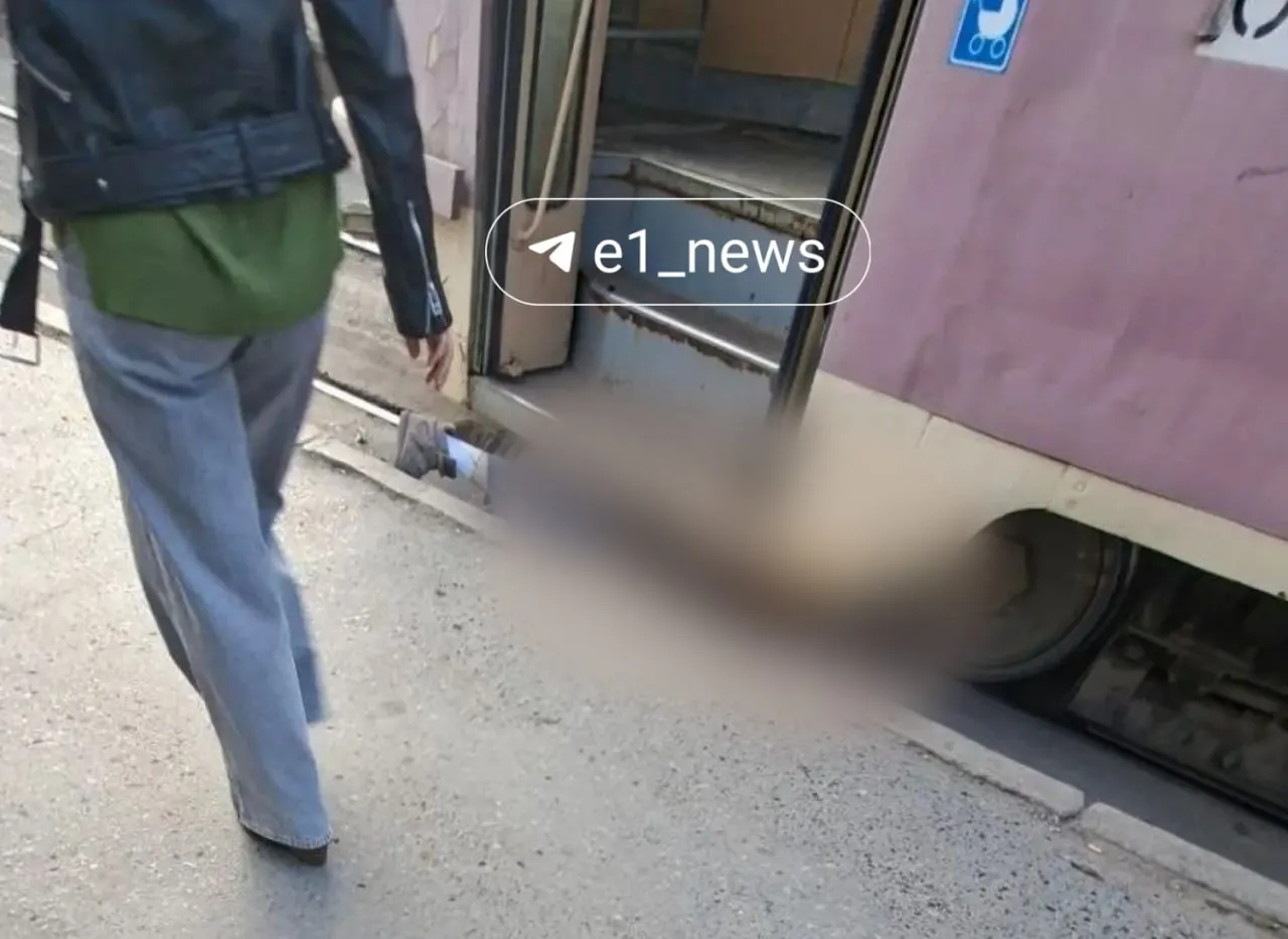 16-летняя девушка оказалась под трамваем в Екатеринбурге; по словам очевидцев, вагон закрыл двери и тронулся, у пострадавшей были боли в руках и ногах, шла кровь из носа, её увезли для обследования.