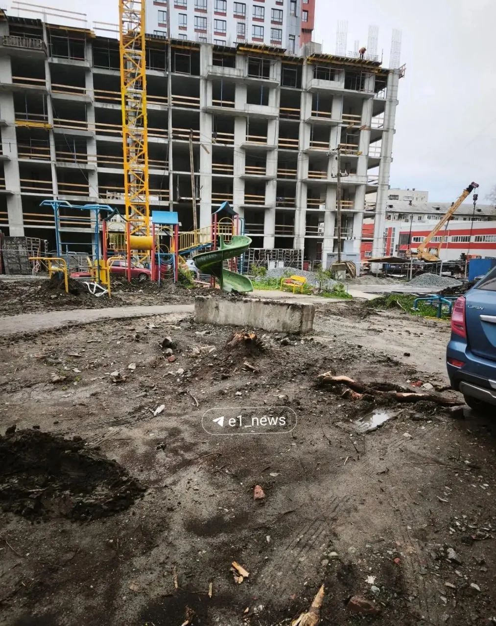 Жильцы девятиэтажки по адресу Бажова, 134 жалуются на задержку работ по благоустройству двора: вырубленные деревья, расчётанные бордюры и отсутствие прогресса. Мэрия и энергетики спорят о сроках, обещая скорое завершение.