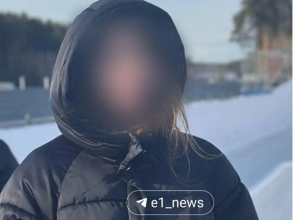 Состояние остаётся тяжёлым, но появилась динамика: пациентка начала поворачивать голову и приоткрывать глаза.