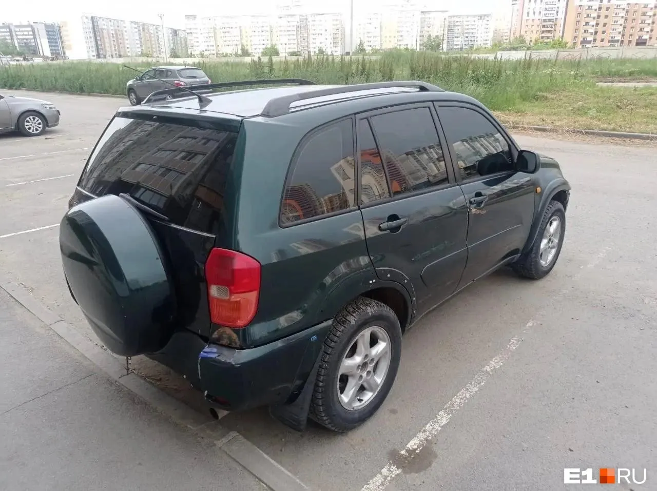 Житель Екатеринбурга приобрёл у перекупа Toyota RAV4 2001 года за 650 тысяч рублей, но VIN-код оказался подменённым, автомобиль арестован, и он подал в суд на продавца и перекупа.