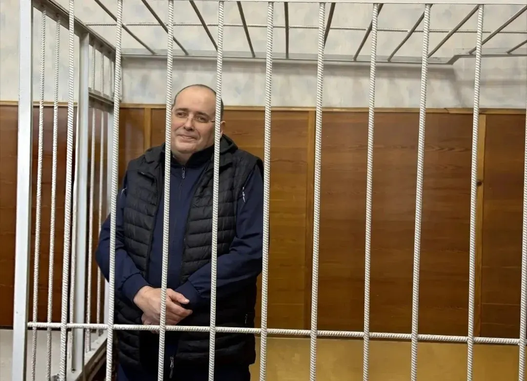 Суд вынес наказание бывшему замминистра ЖКХ: 9 лет колонии строгого режима и штраф около 8,82 млн рублей; с учетом предыдущего приговора общая продолжительность — 14 лет и штраф примерно 17 млн. Общая сумма взяток составила 4,41 млн рублей, из которых не менее 2,7 млн получил сам обвиняемый.