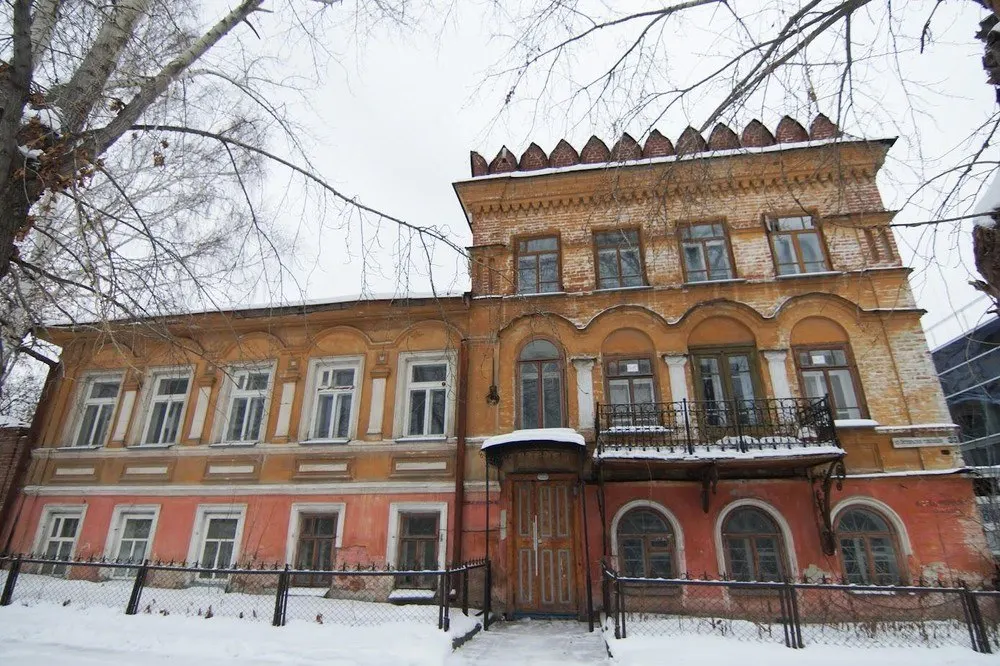 Памятник архитектуры приведут в порядок: обновят фасады, кирпичную кладку и инженерные системы, усилят охрану здания и скорректируют охранную зону вокруг него.