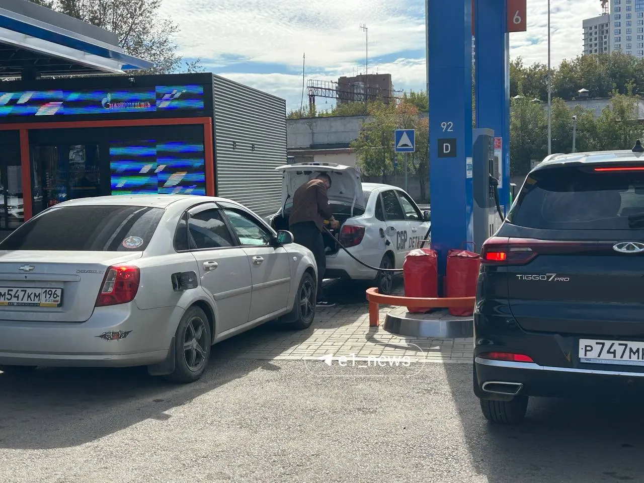 В Екатеринбурге на одной из заправок люди заправлялись в канистры, что задерживало обслуживание и вызывало вопросы к порядку.
