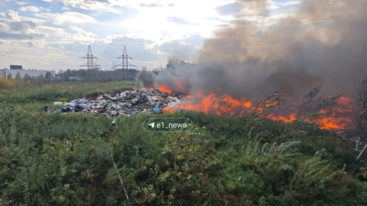 Пожар на несанкционированной свалке в районе торгового комплекса «Мега» разгорелся на площади 400×400 метров; глубина мусора достигает около 6 метров.