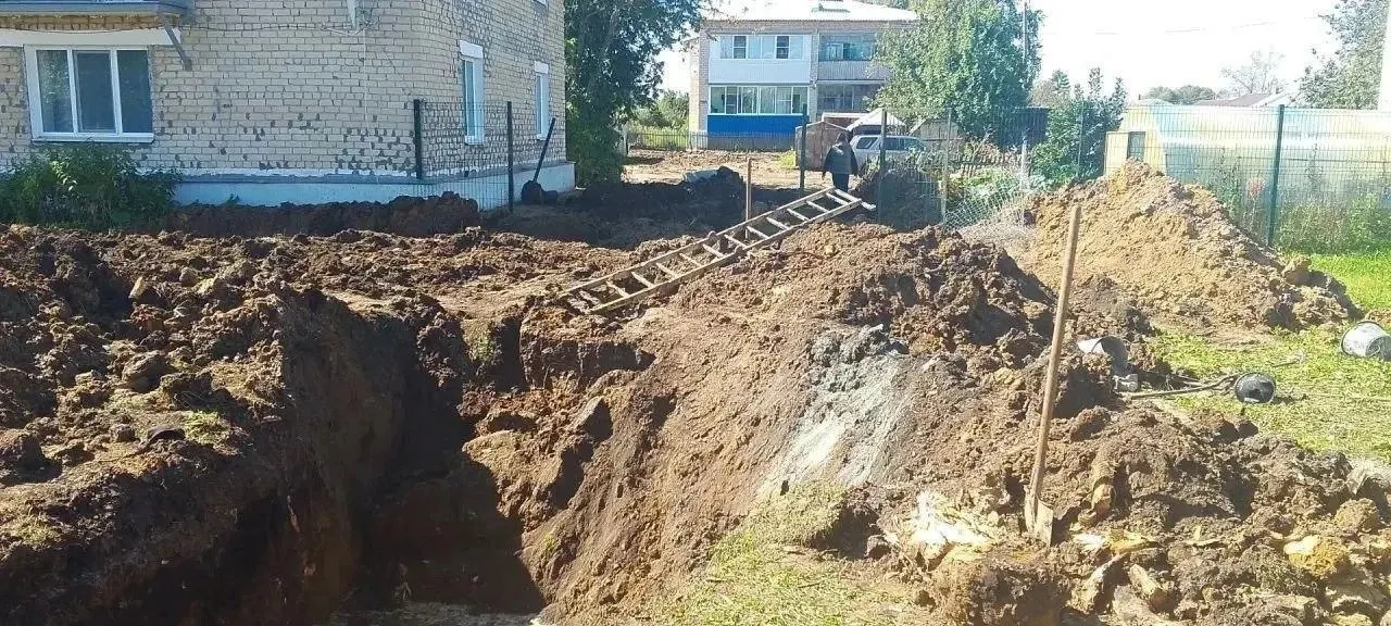 Во время реконструкции канализационных сетей в селе Сипавское обрушились края траншеи; погиб 41-летний мужчина, его напарник выжил. Возбуждено уголовное дело.