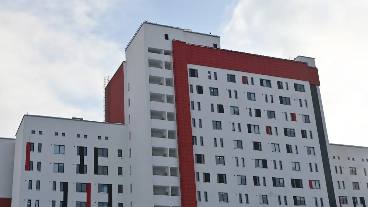Студенты УрФУ вернутся в общежития Новокольцовского с 1 по 15 октября. В общежитиях проведут уборку, санитарную обработку и ремонт. После фестиваля молодежи появились жалобы на тараканов, дезинсекцию обещали до начала мероприятия.