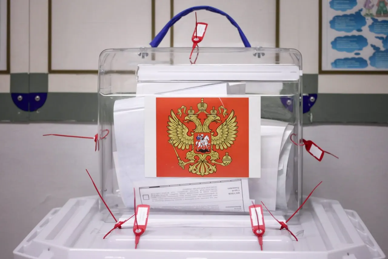 По данным региональной избирательной комиссии, явка в Екатеринбурге составила около 41%, участие превысило 490 тысяч человек. На выборах Госдумы 2021 года явка в регионе была на сопоставимом уровне, а на президентских — около 49%.