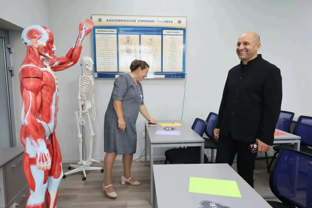 Полпред Артём Жога поздравил студентов педколледжа; учебный корпус образовательного учреждения недавно отремонтирован.